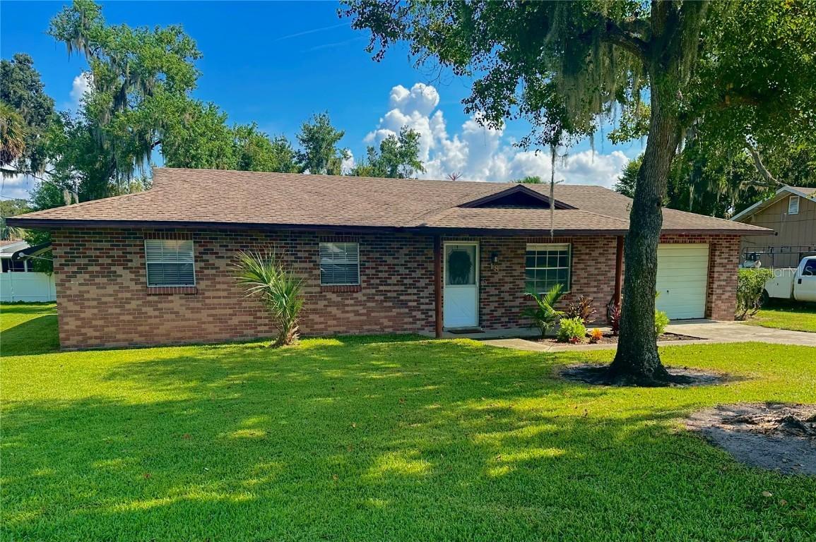 18 E Bay Ave., Yalaha, FL 34797