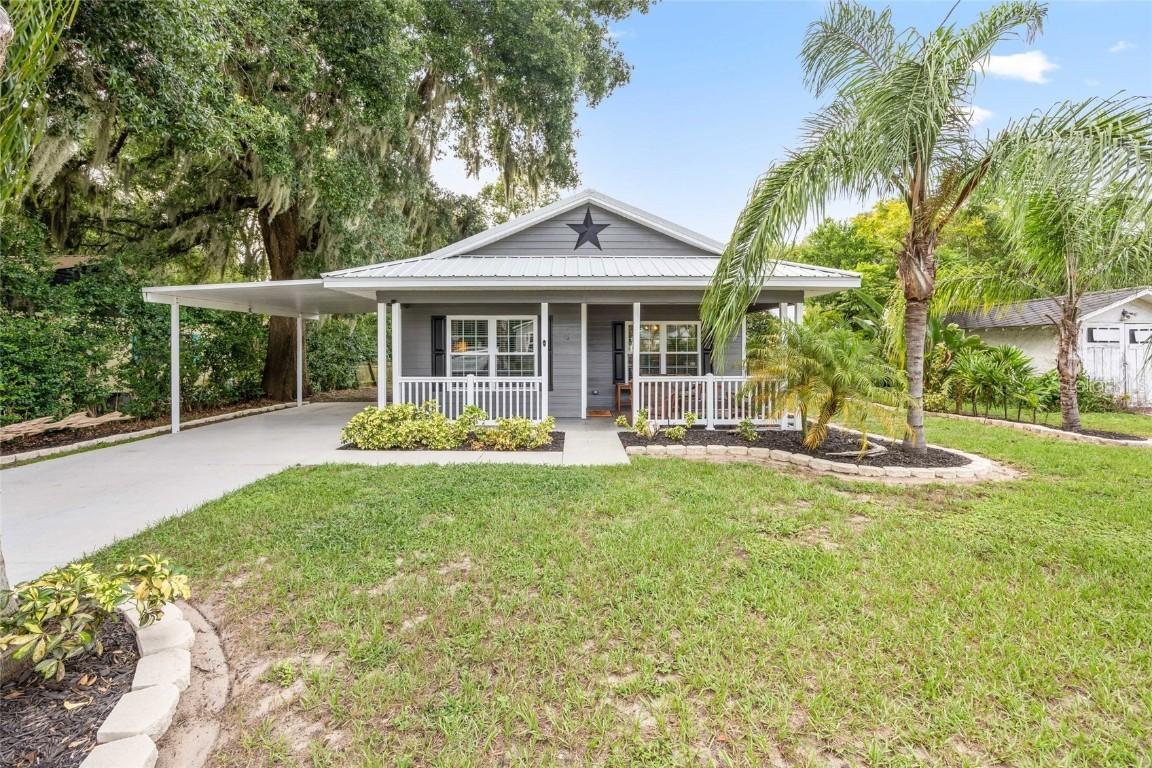16 Davis Ave., Umatilla, FL 32784