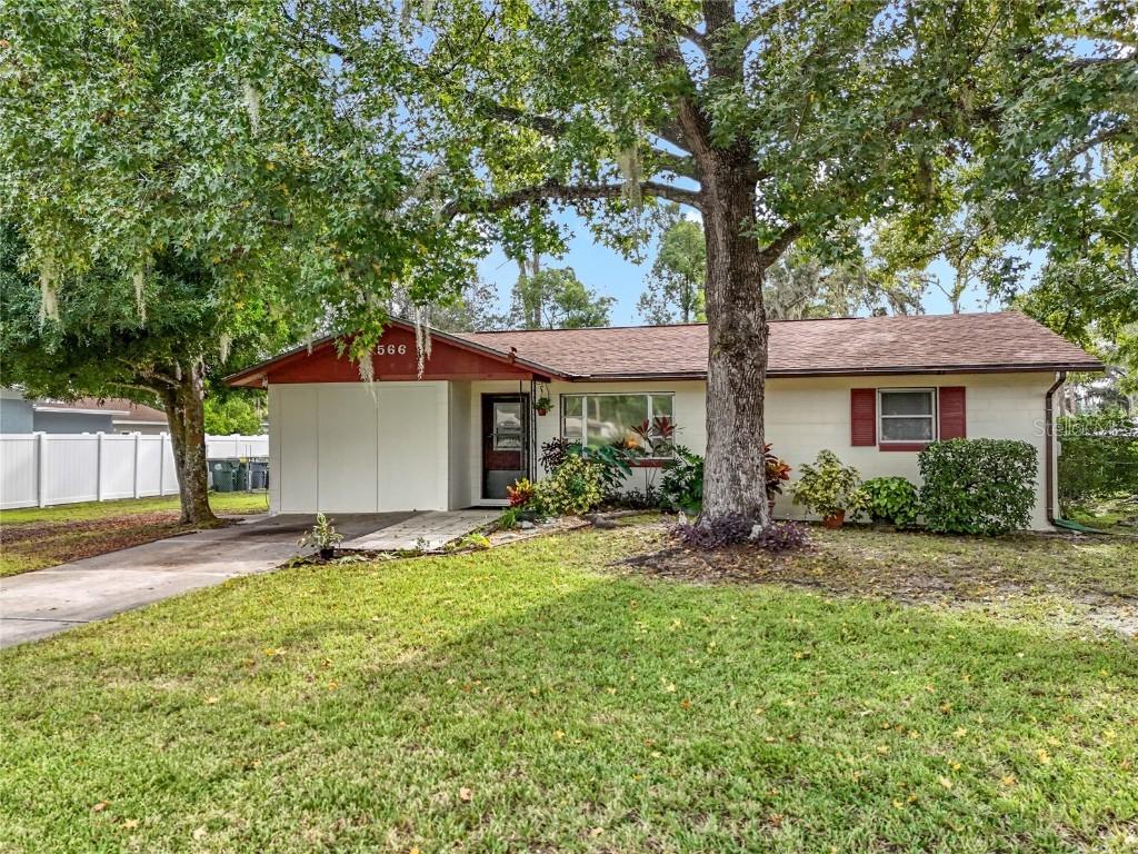 566 Wisteria Ave., Umatilla, FL 32784