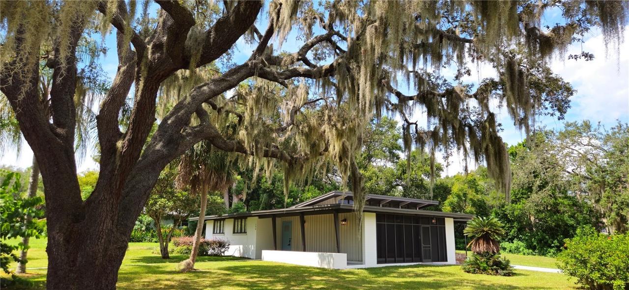 126 E Cypress Ave., Howey In The Hills, FL 34737