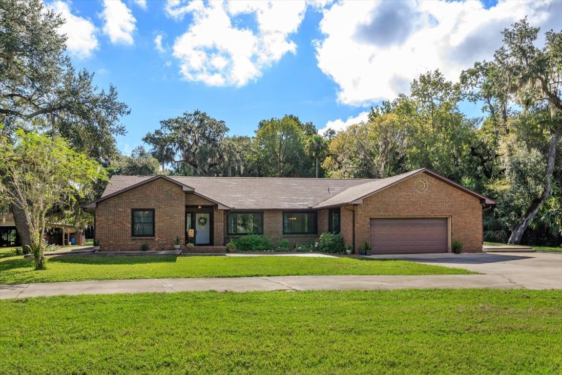 583 Winona Dr., Geneva, FL 32732