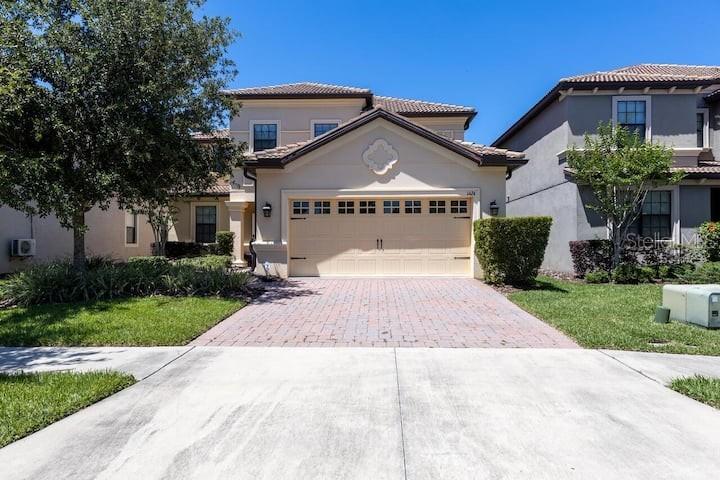 1424 Moon Valley Dr., Davenport, FL 33896