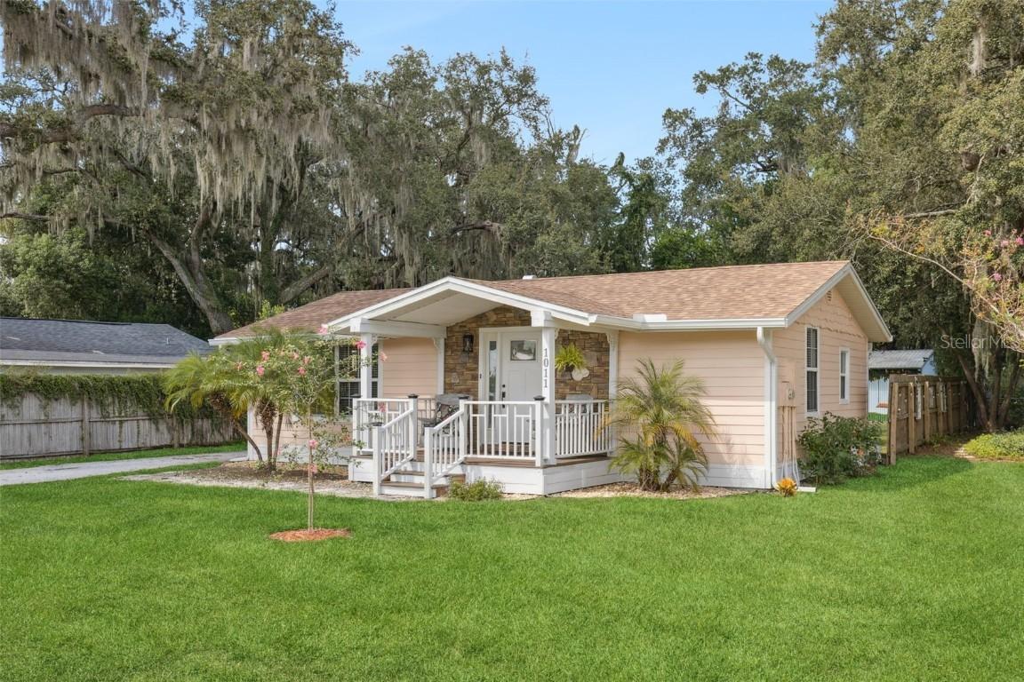 1011 Liberty Ave., Mount Dora, FL 32757