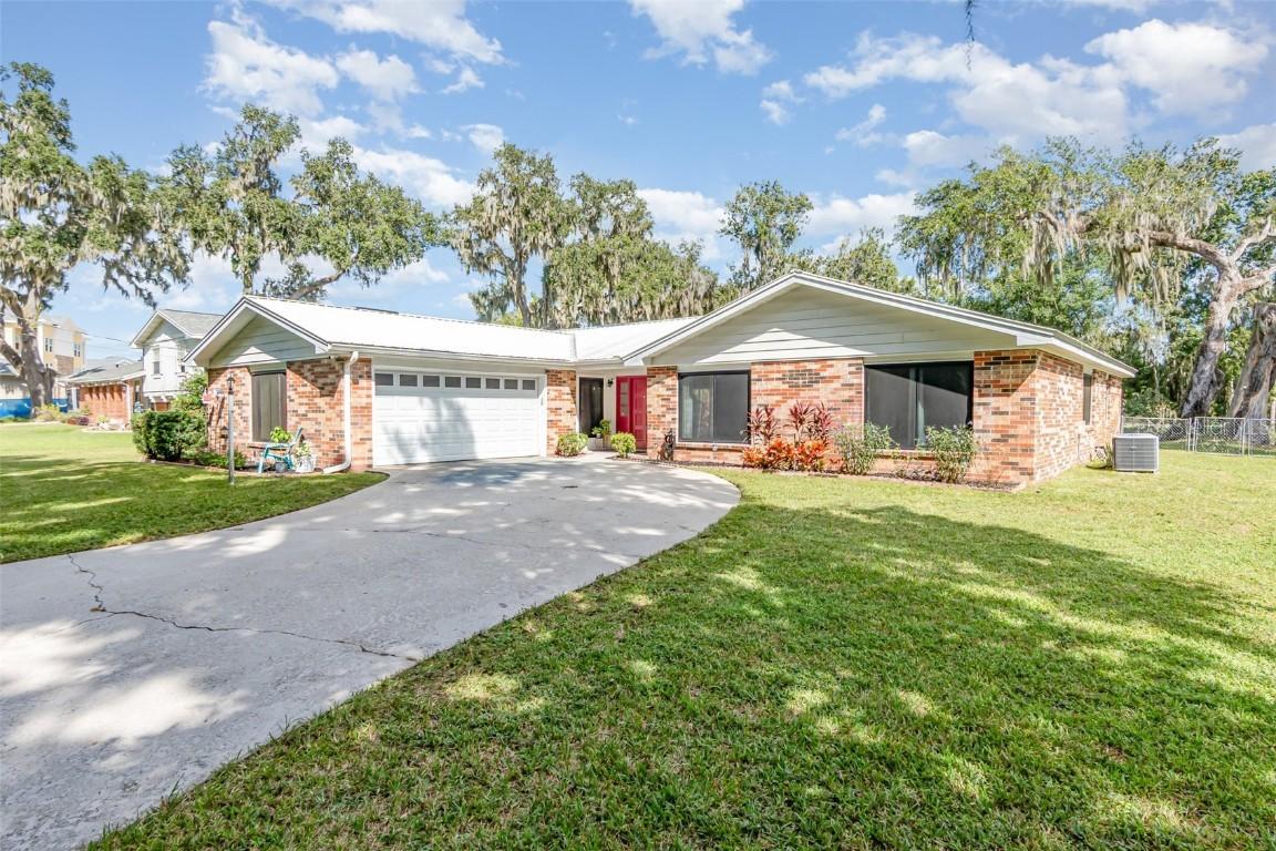 1004 Monterey Dr., Leesburg, FL 34748
