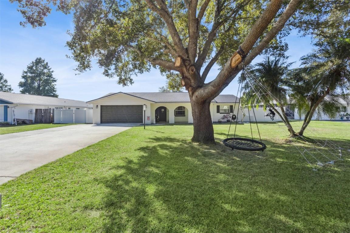 27922 Tammi Dr., Tavares, FL 32778