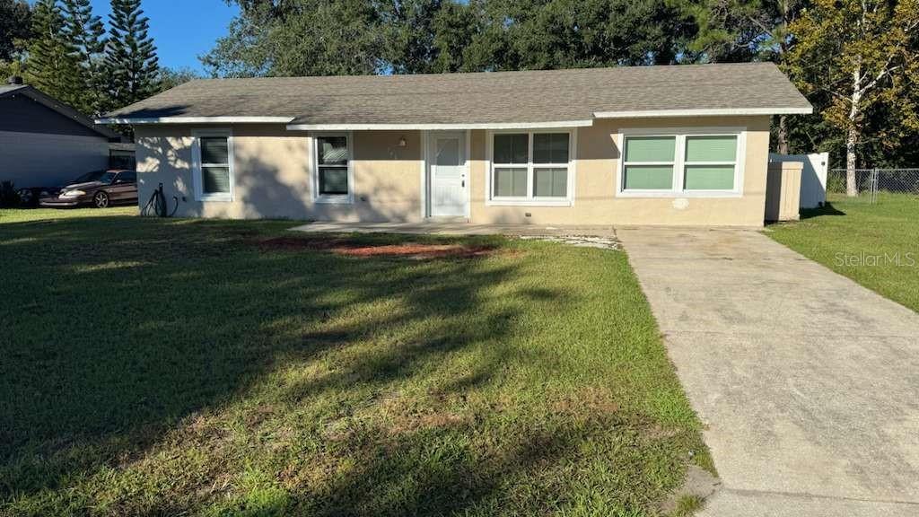545 Oak Dr., Tavares, FL 32778