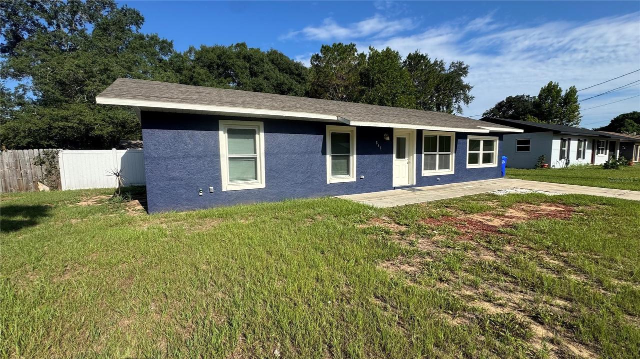 545 Oak Dr., Tavares, FL 32778