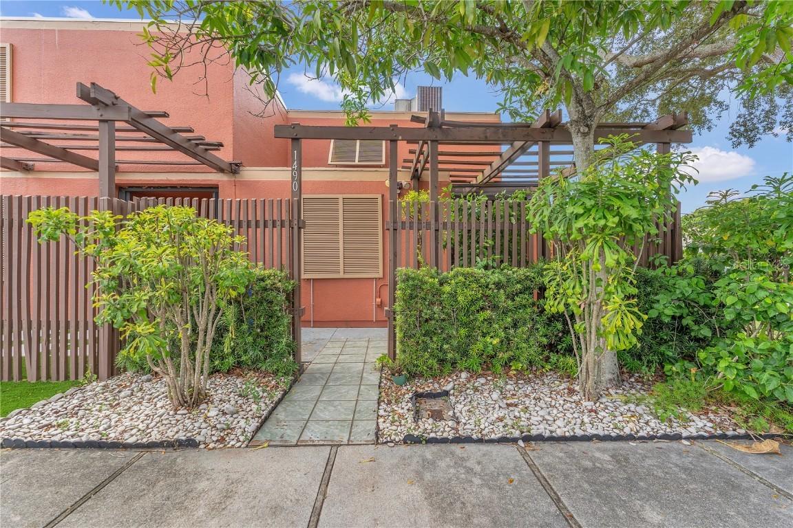 1490 Laguna Ln., Pembroke Pines, FL 33026