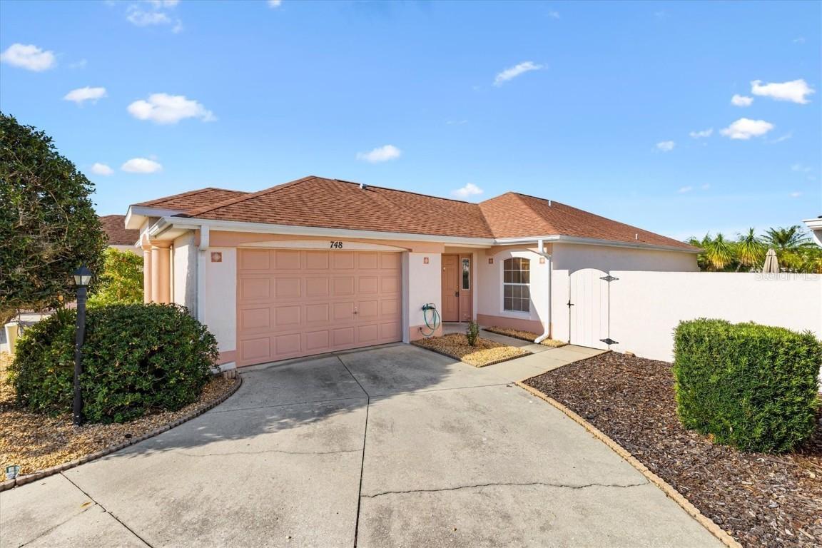 748 Ramirez Ave., Lady Lake, FL 32159