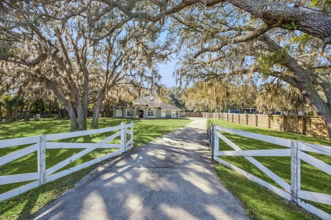 23934 Wolf Branch Rd., Sorrento, FL 32776