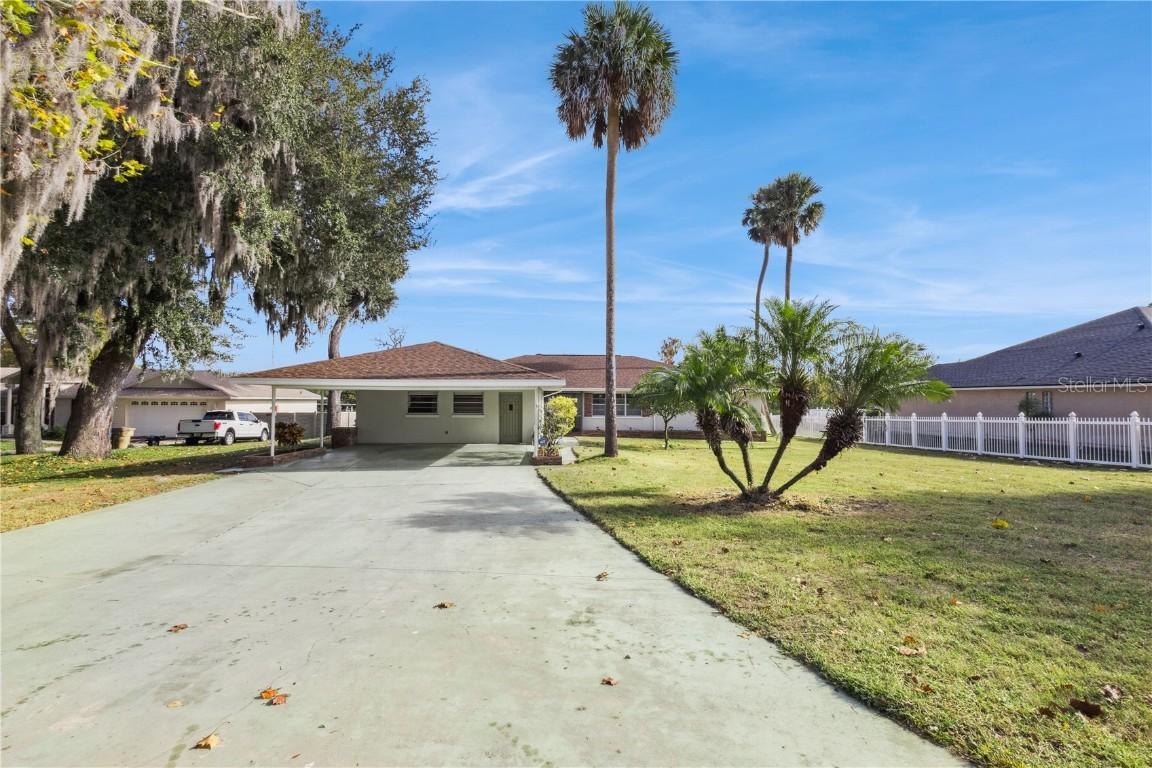 28228 Tammi Dr., Tavares, FL 32778