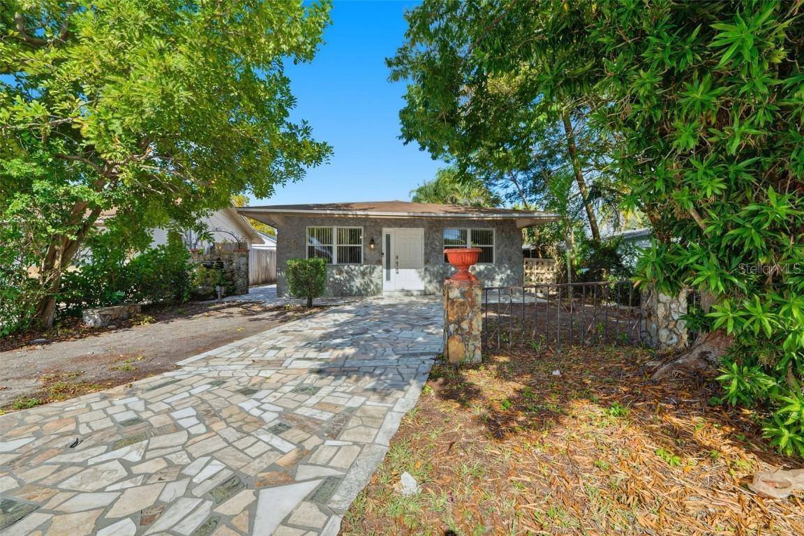 5735 Hayes St., Hollywood, FL 33021