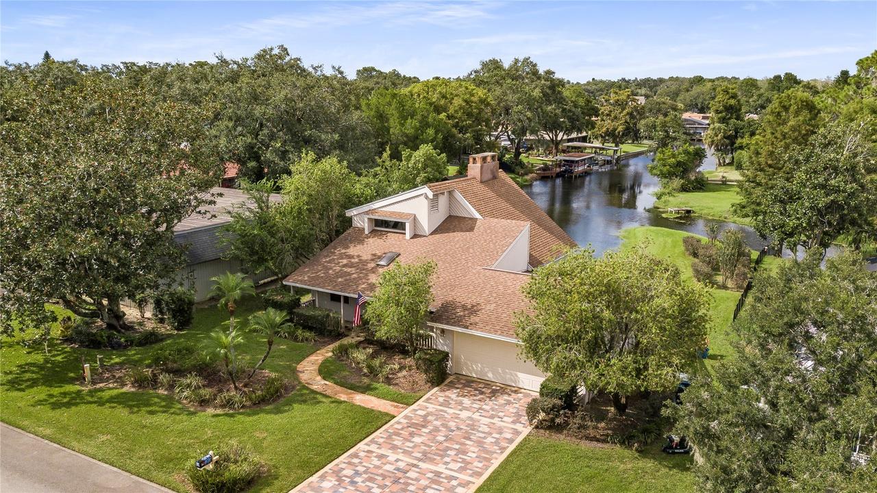 112 First St., Tavares, FL 32778