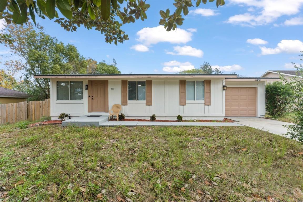 857 Glasgow Ave., Deltona, FL 32738