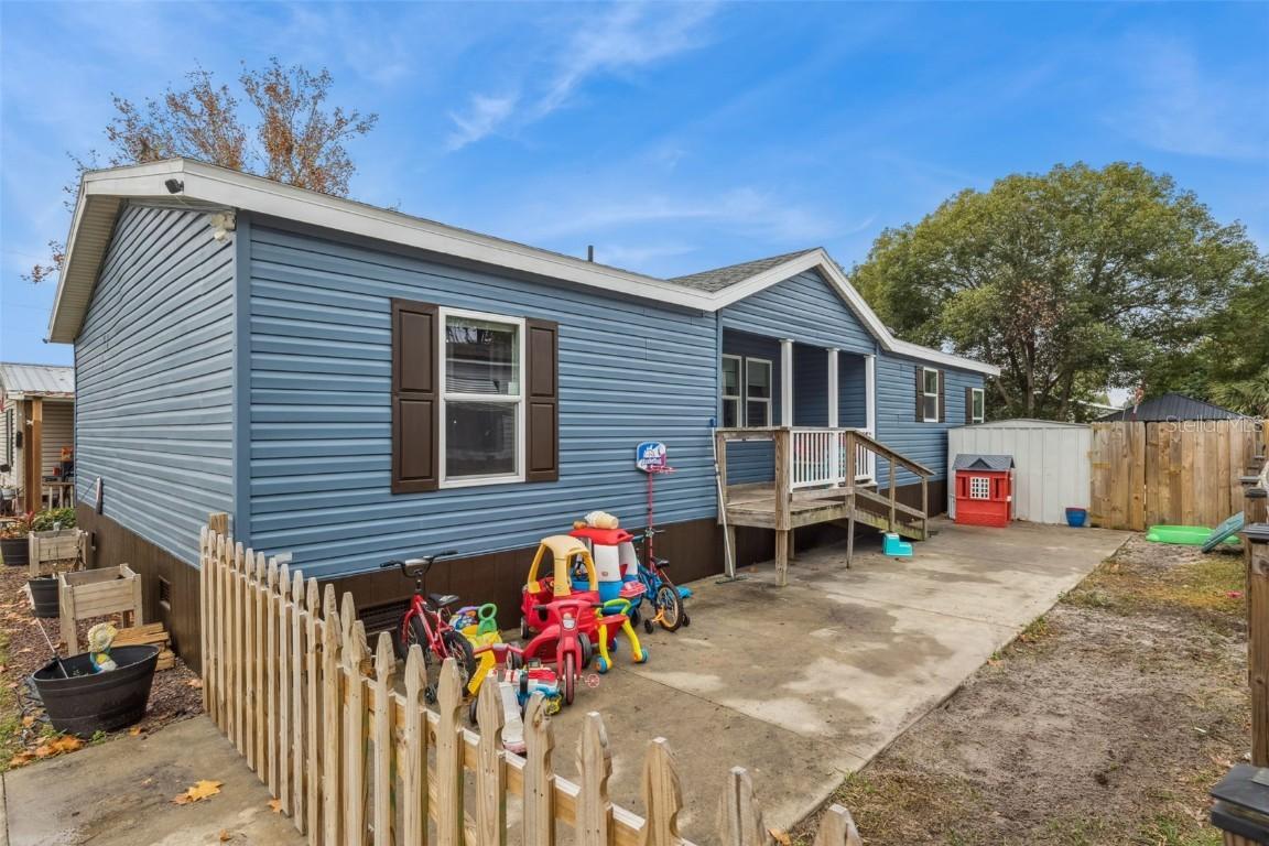 4 Cayman Cir., Umatilla, FL 32784