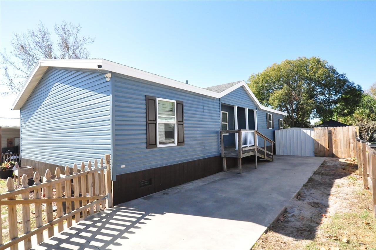 4 Cayman Cir., Umatilla, FL 32784