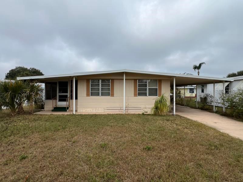 1024 Capella Dr., Tavares, FL 32778