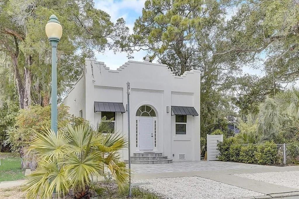 1862 6th St., Sarasota, FL 34236