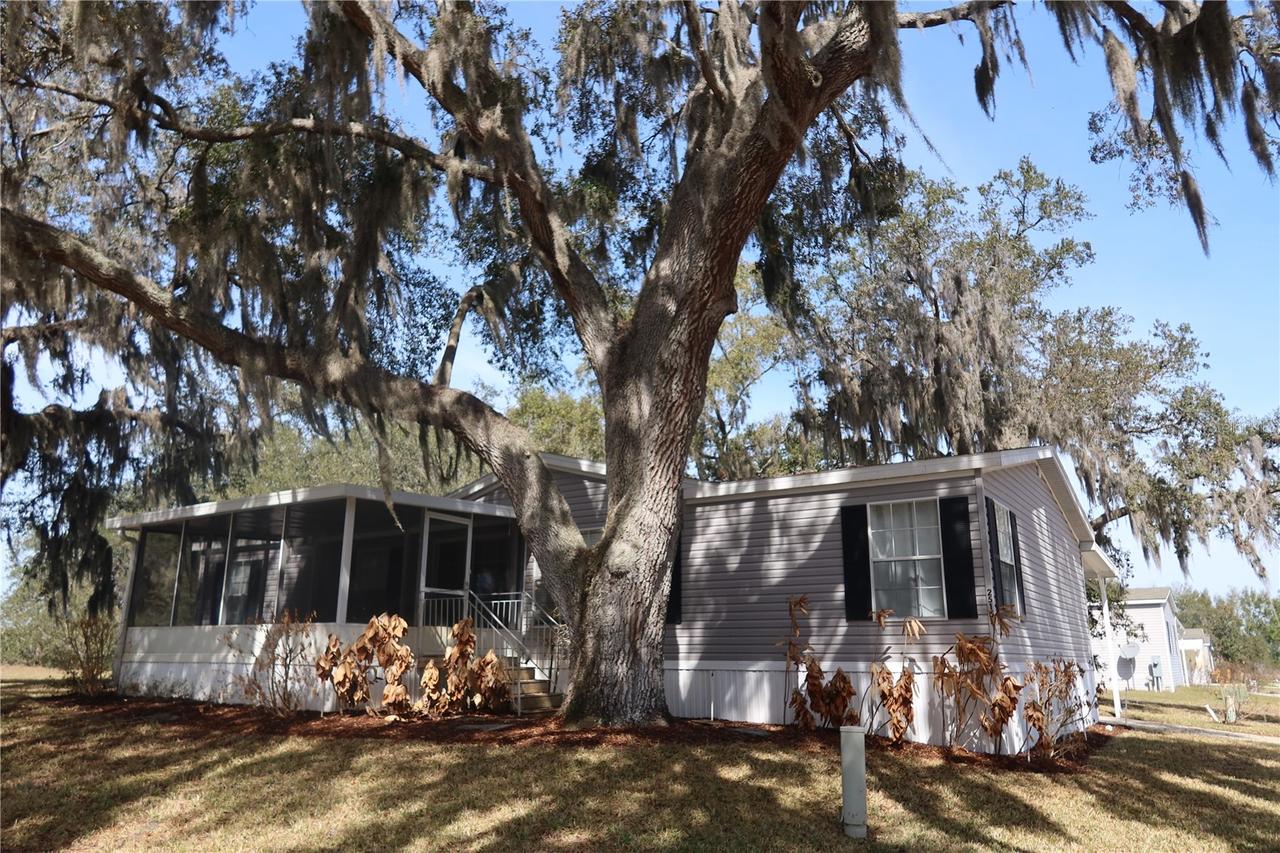 25157 Buttonwood Dr., Astatula, FL 34705