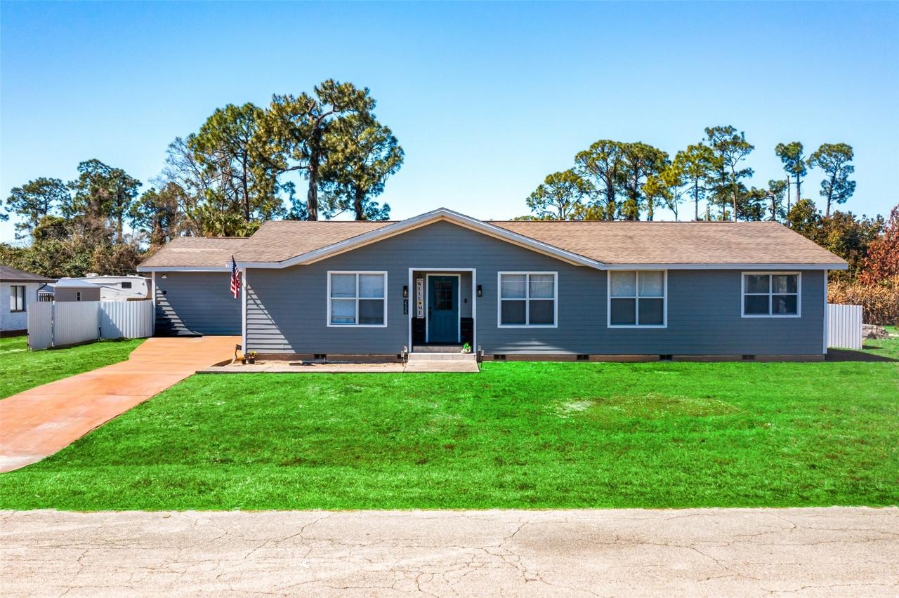 323 Greenwood Ave., Lehigh Acres, FL 33936