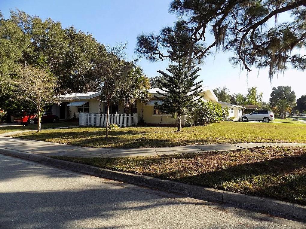2695 S East Ave., Sarasota, FL 34239