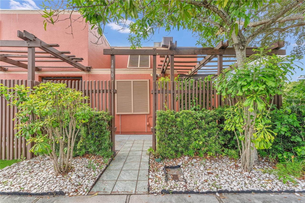 1490 Laguna Ln., Pembroke Pines, FL 33026