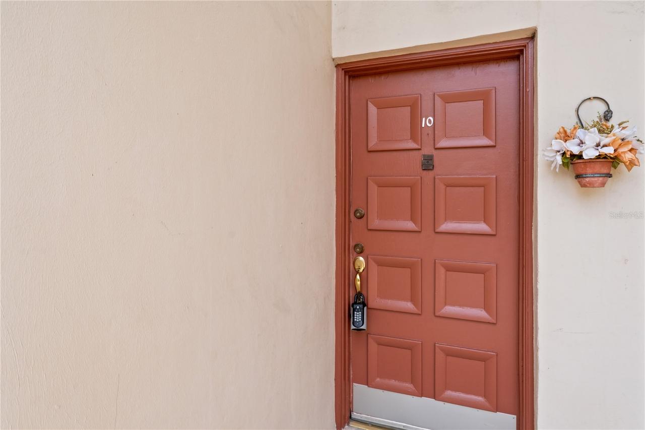 500 Orange Dr. #10, Altamonte Springs, FL 32701