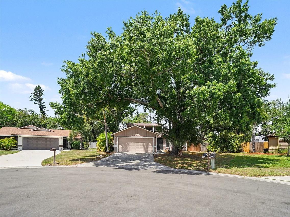 8211 Country Oaks Ct., Sarasota, FL 34243