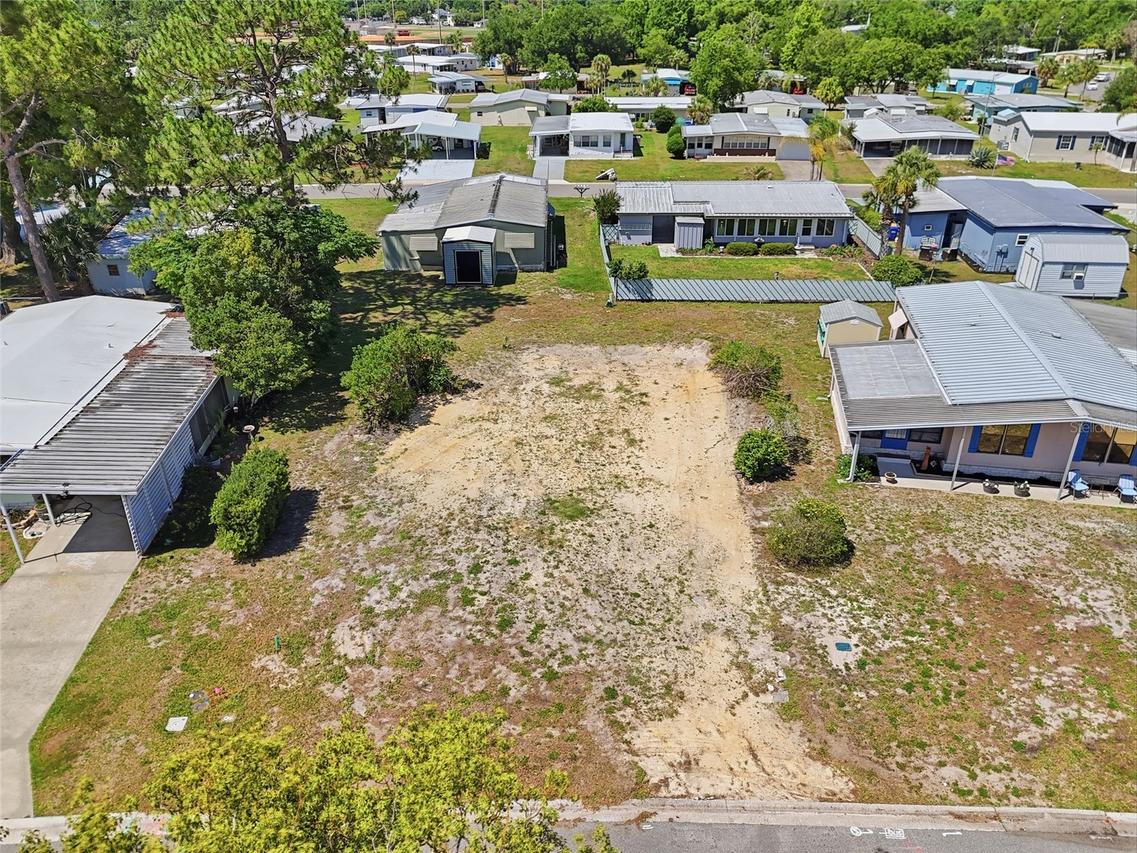 1223 Nassau Cir., Tavares, FL 32778