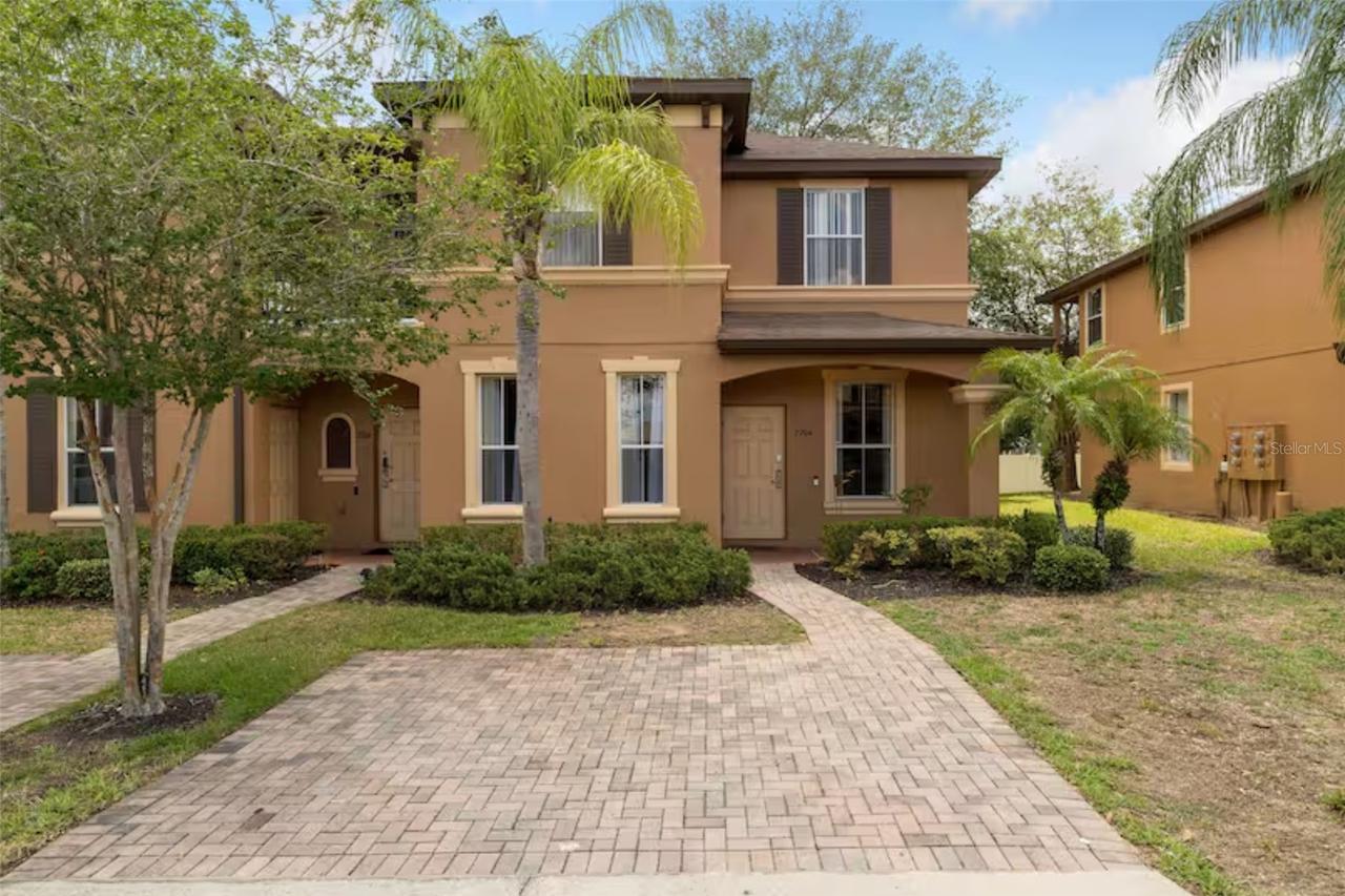 2204 Calabria Ave., Davenport, FL 33897