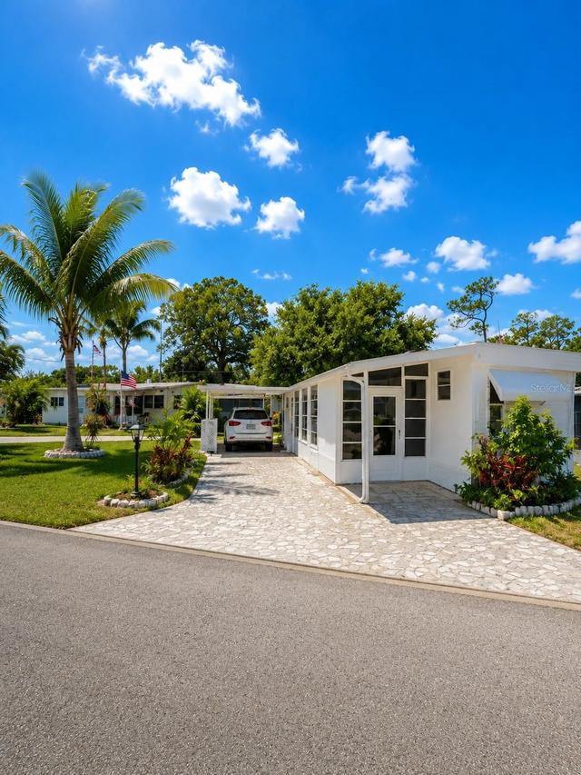 102 Lantern Pl., North Fort Myers, FL 33917