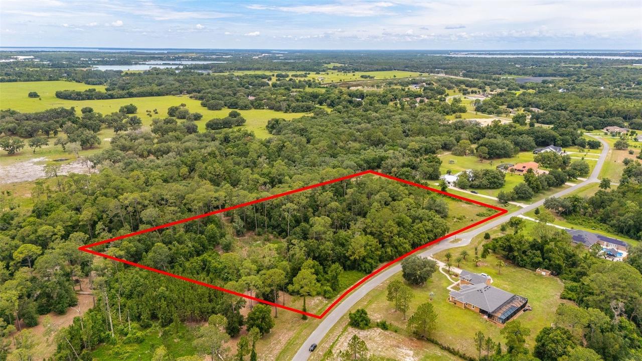 27037 Grand Oak Ln., Tavares, FL 32778