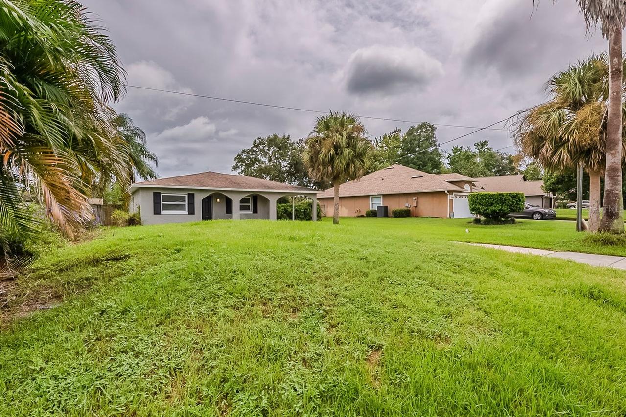 28042 Lois Dr., Tavares, FL 32778