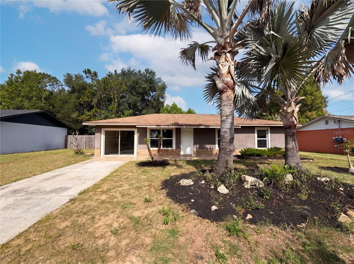 505 Oak Dr., Tavares, FL 32778