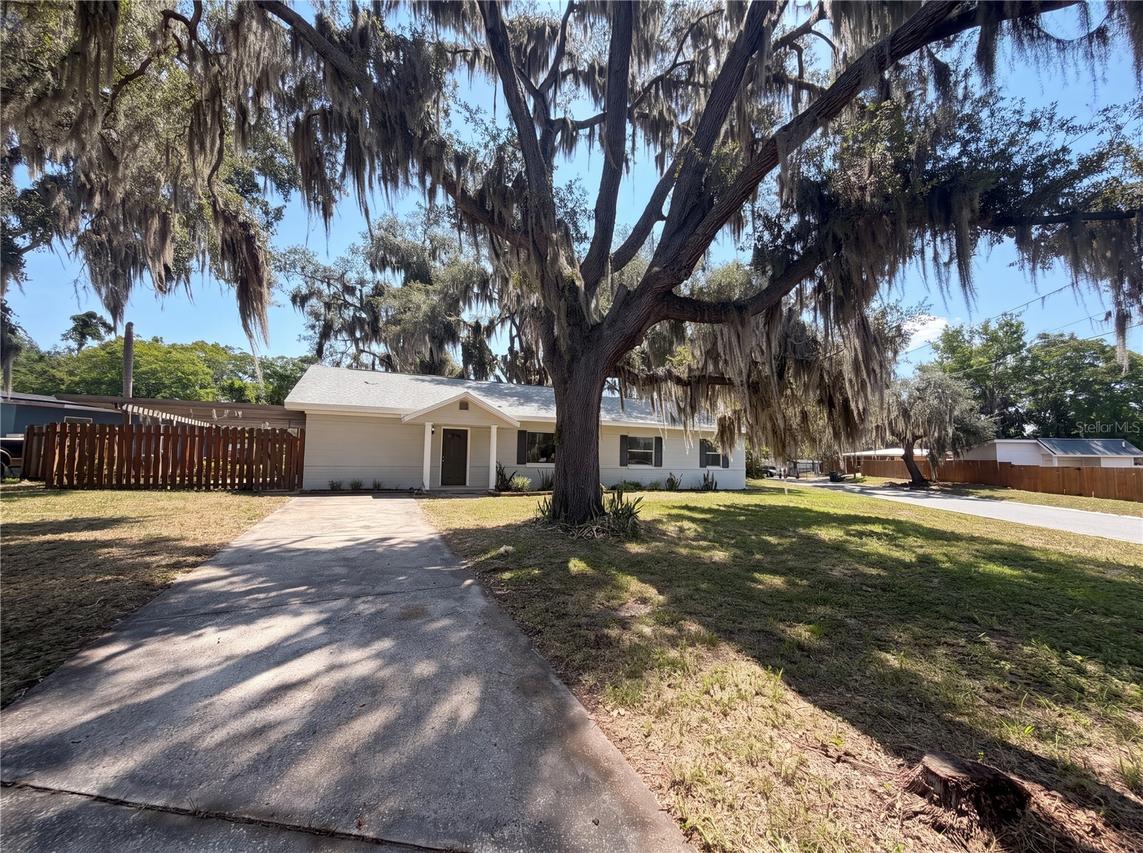 900 Oak Dr., Leesburg, FL 34748