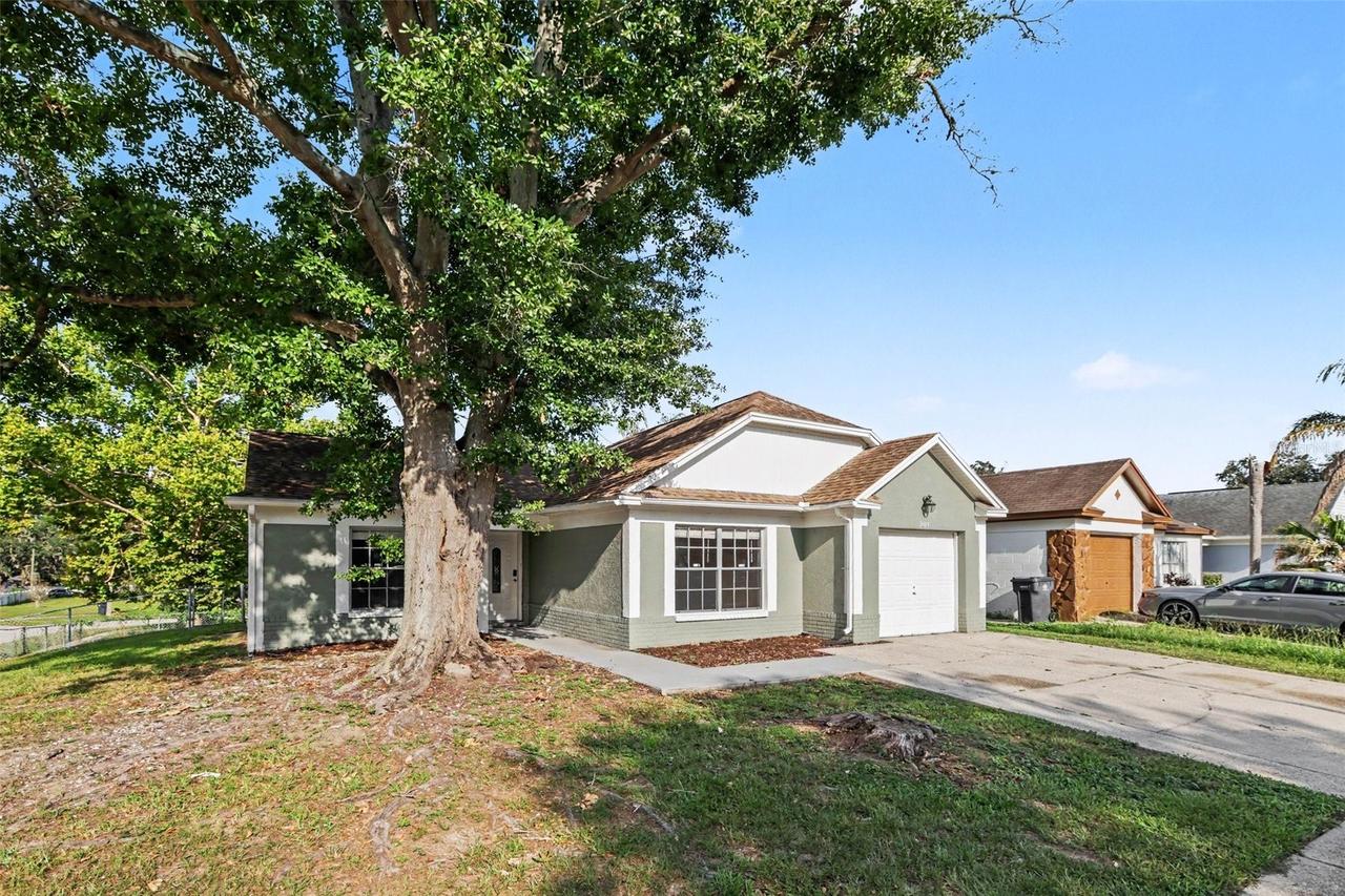 301 Regal Park Dr., Valrico, FL 33594