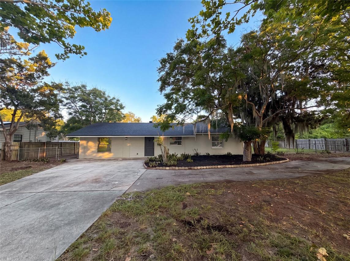 827 Dora Ave., Tavares, FL 32778