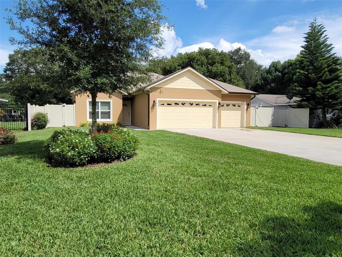 27728 Lisa Dr., Tavares, FL 32778
