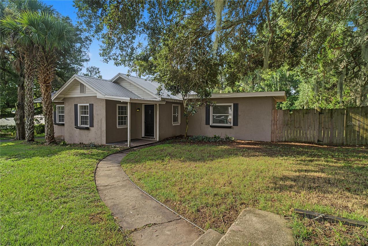 205 E Fountain St., Fruitland Park, FL 34731