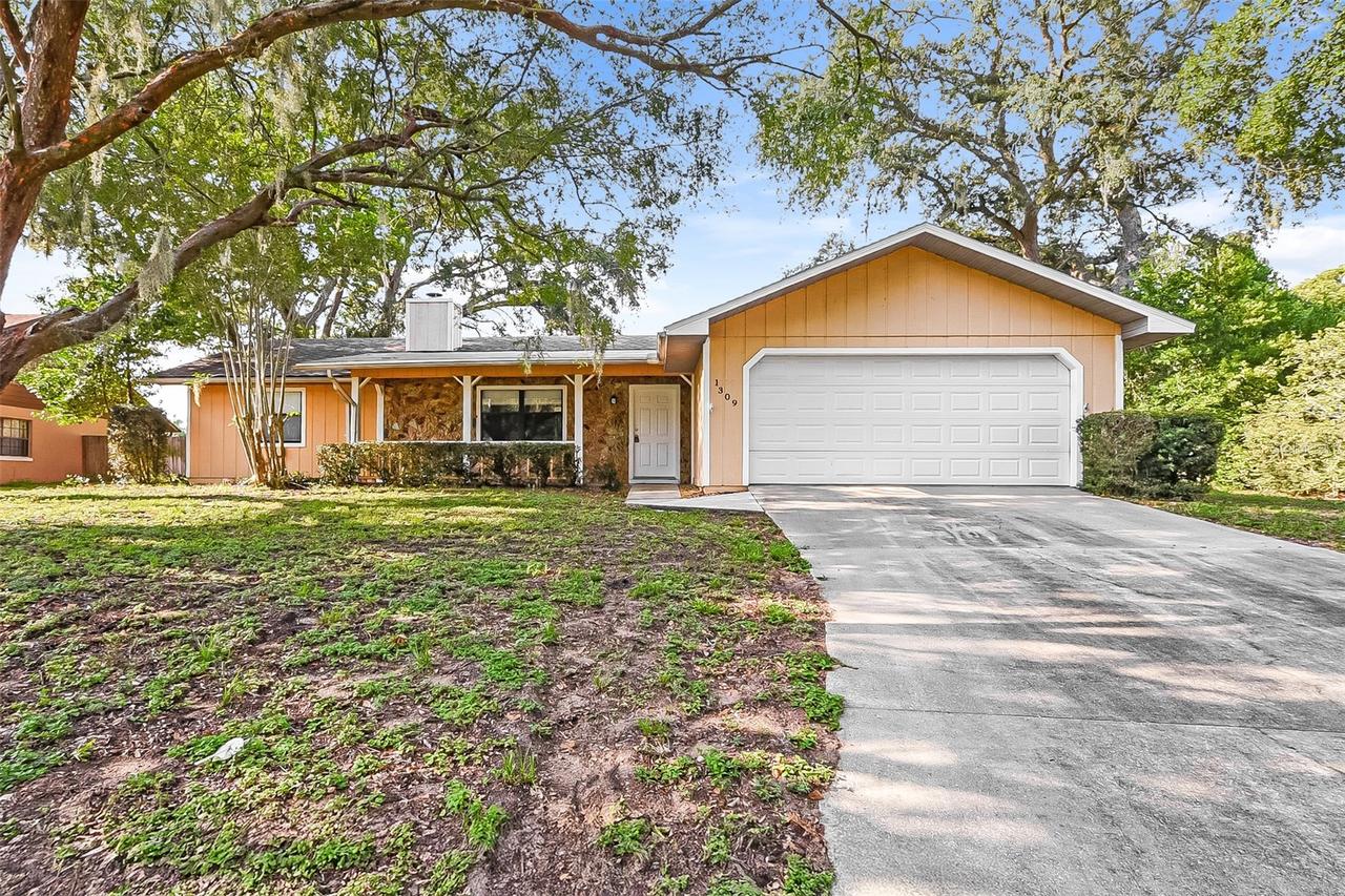 1309 Cove Pl., Tavares, FL 32778