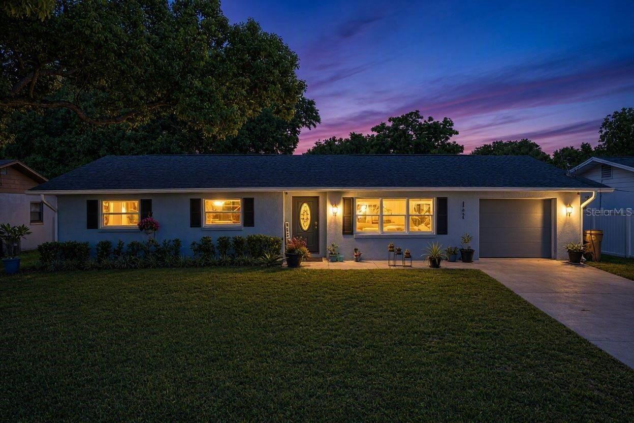 27821 Lois Dr., Tavares, FL 32778