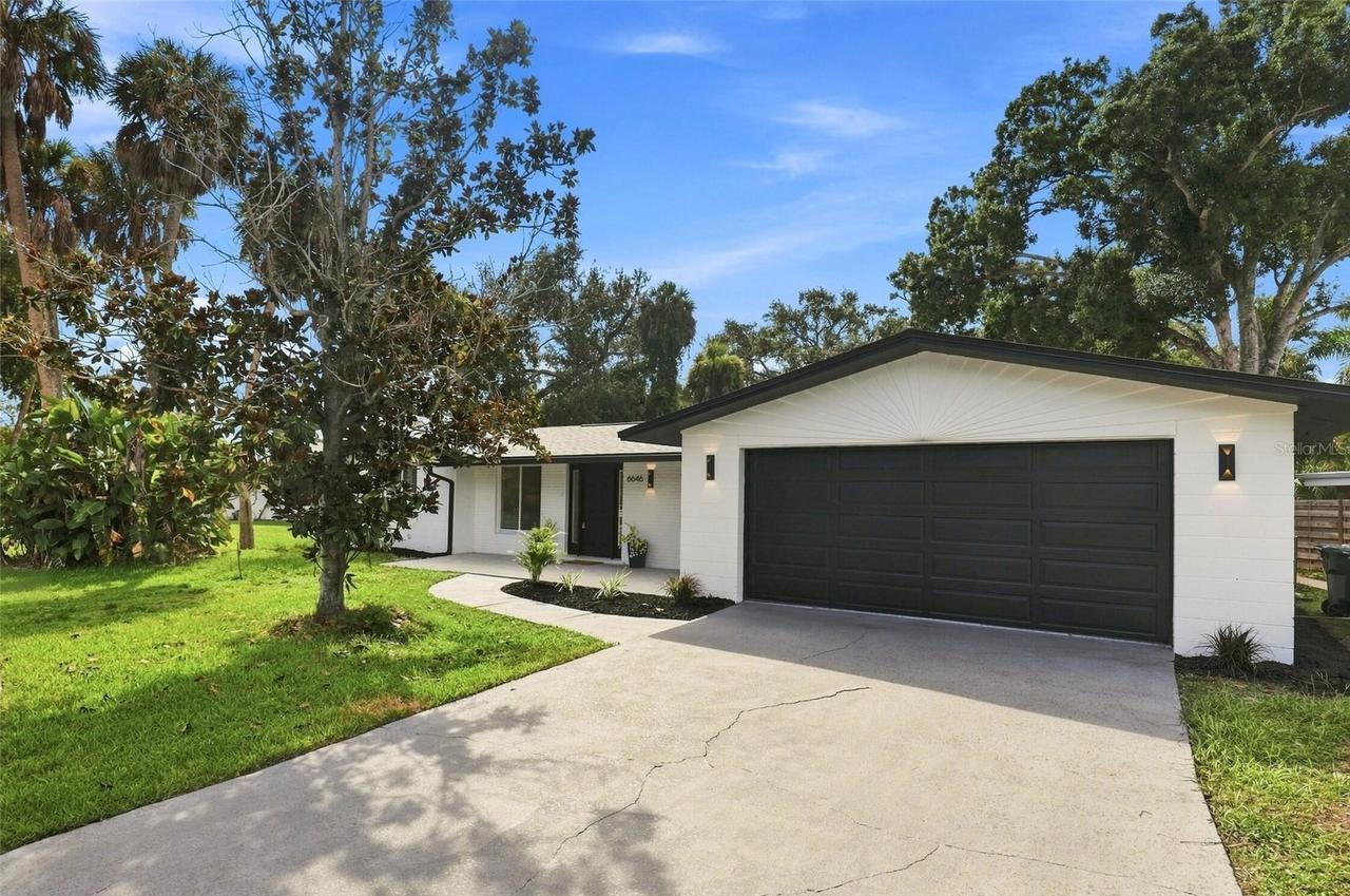 6646 Glades Way, Sarasota, FL 34231
