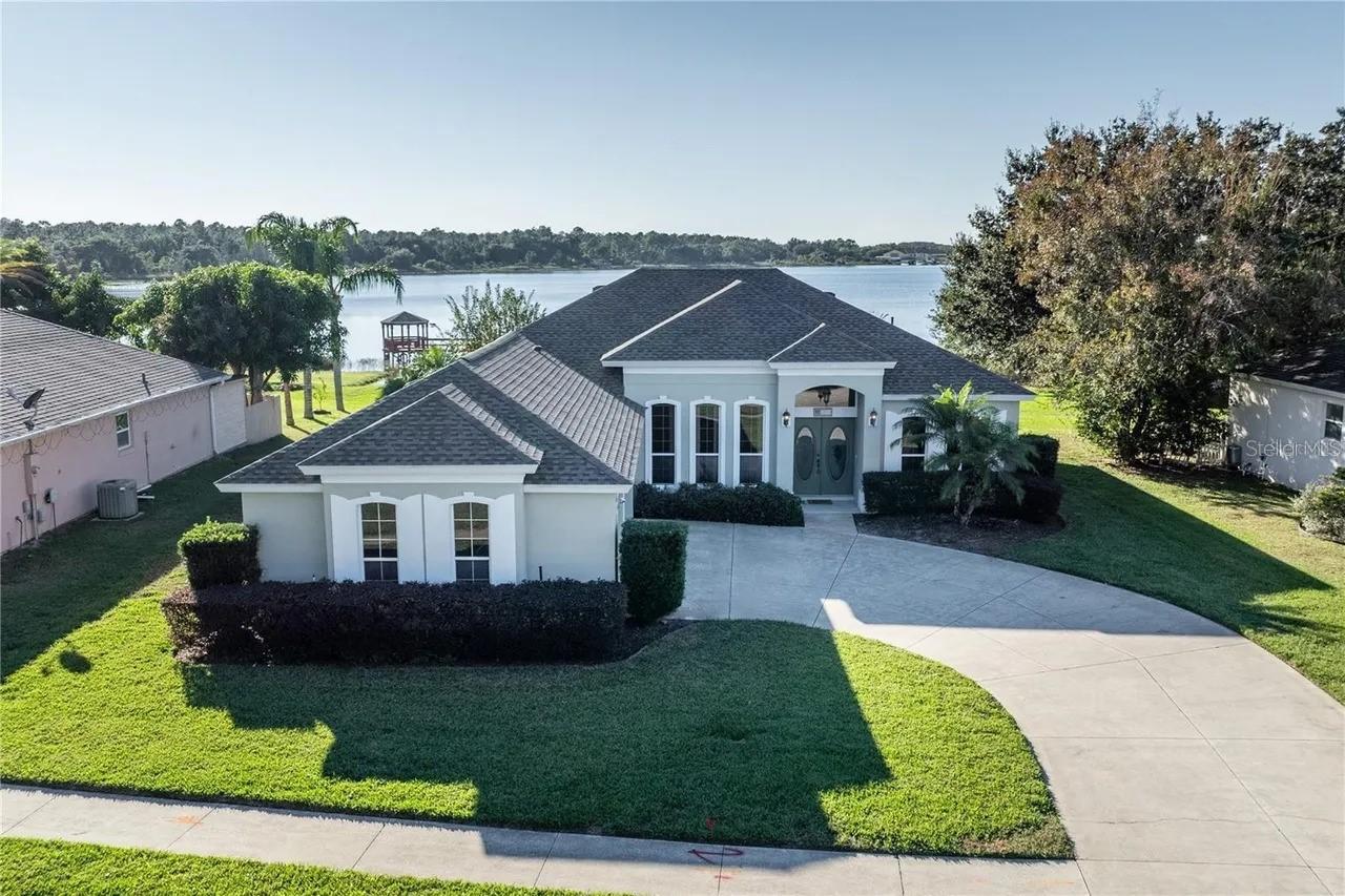 3804 Bayshore Cir., Tavares, FL 32778