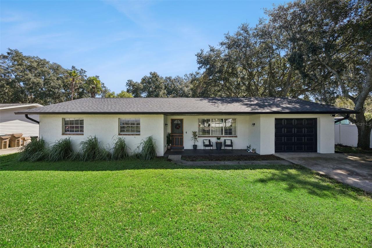 27544 Lisa Dr., Tavares, FL 32778