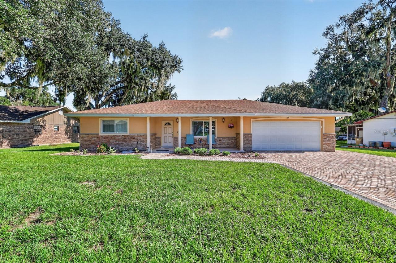 22 E Bay Ave., Yalaha, FL 34797