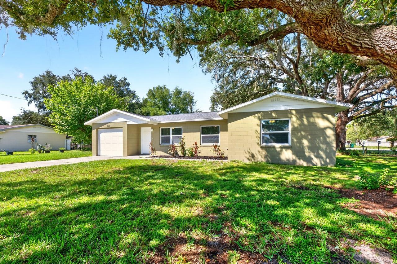 706 Elm Ave., Fruitland Park, FL 34731