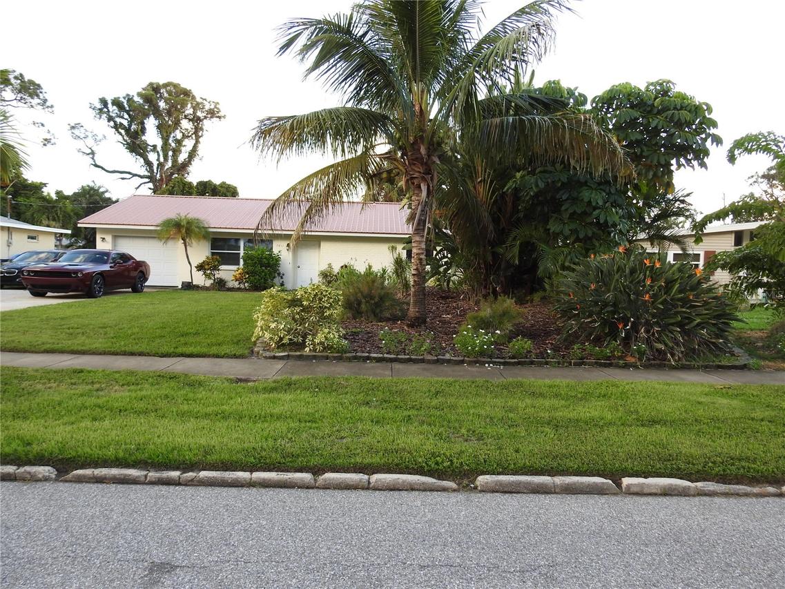 7611 Senrab Dr., Bradenton, FL 34209