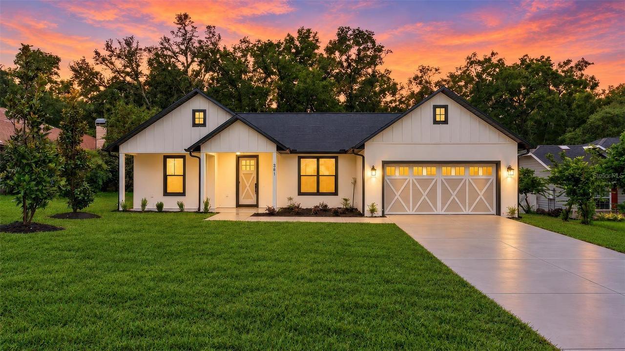 381 Carriage Ln., Lady Lake, FL 32159