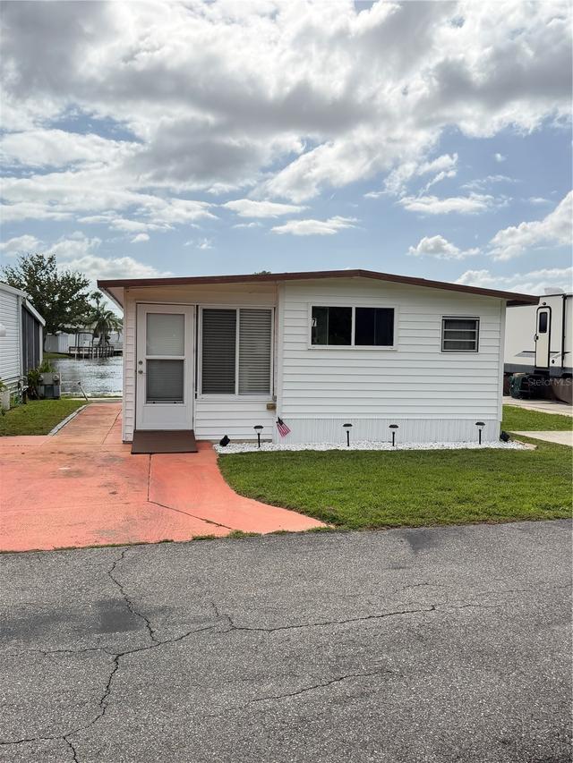 7 Pine Dr., Osteen, FL 32764
