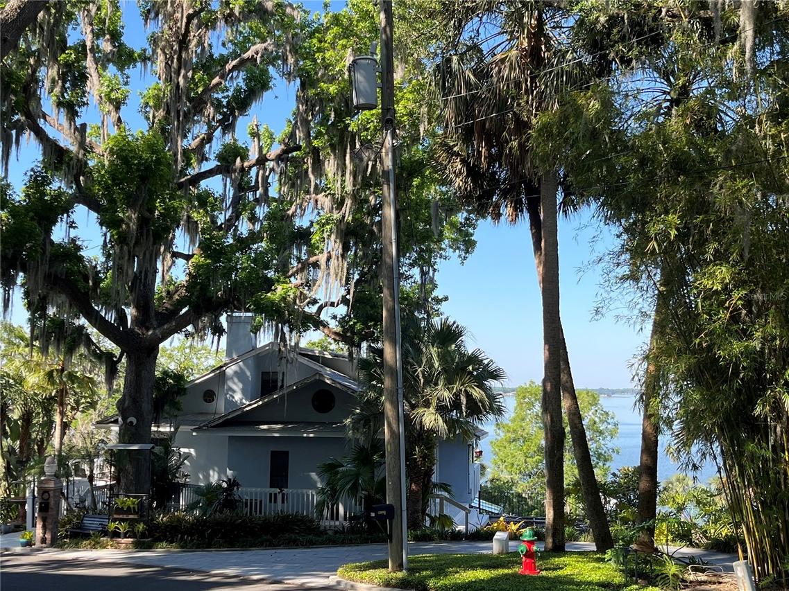 629 Helen St., Mount Dora, FL 32757
